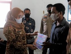 Hadiri Penyerahan BLT Desa Bambu, Sutina: Tahun Ini BPJS Gratis Semua Warga Mamuju