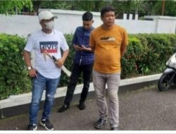 Viral..!!, Benarkah Oknum Ketua Asosiasi BPD Sinjai Meneteng Senjata Tajam di Halaman Rujab Bupati Sinjai