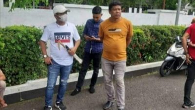 Viral..!!, Benarkah Oknum Ketua Asosiasi BPD Sinjai Meneteng Senjata Tajam di Halaman Rujab Bupati Sinjai