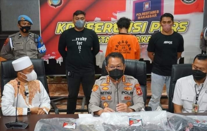 Kapolrestabes Makassar pimpin konferensi pers pengungkapan kasus pembakaran mimbar Masjid Raya Makassar