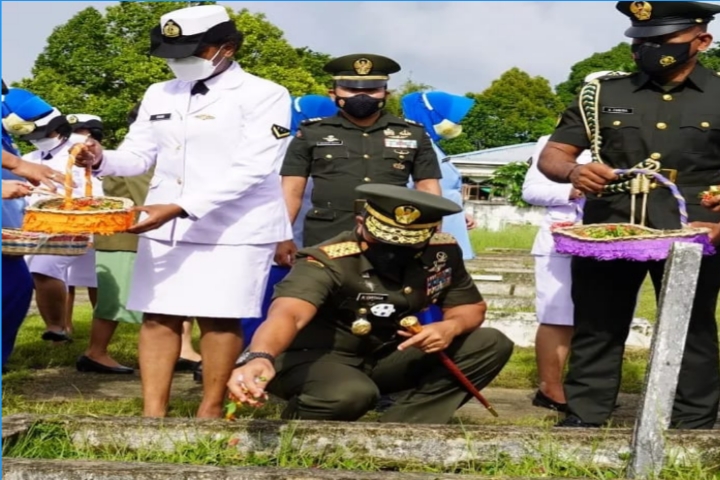 Peringati HUT Ke-76 TNI, Pangdam XVIII/Kasuari Pimpin Ziarah di TMP Tri Jaya Sakti Sorong