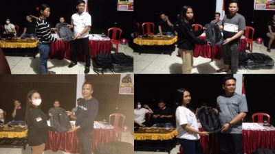 Penyerahan Tas kepada para peserta Diklat Ke-VIII Pelajar Eksis