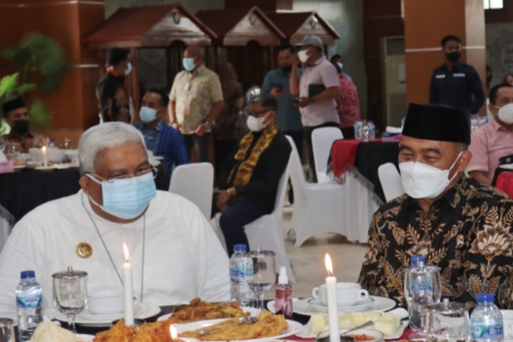 Gubernur Sultra H. Ali Mazi, SH paparkan konsep Garbarata di hadapan Menko PMK Muhadjir Effendy dalam acara Ramah Tamah yang digelar di Rumah Jabatan Gubernur, Jumat (22/10/ 2021).