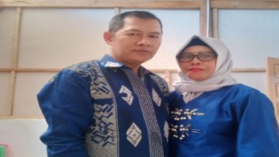 .Ahmad S,Pd,.M,si bersama istri