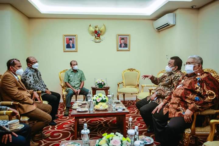 ,Suasana pertemuan Wakil Ketua I DPD RI, Letjen TNI Marinir (purn) DR Nono Sampono MSi bersama Gubernur Sultra yang juga Ketua Badan Kerjasama (BKS) Provinsi Kepulauan, H Ali Mazi SH di Jakarta.