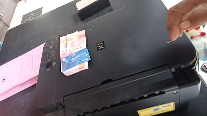 Barang bukti uang palsu dan printer yang digunakan pelaku 