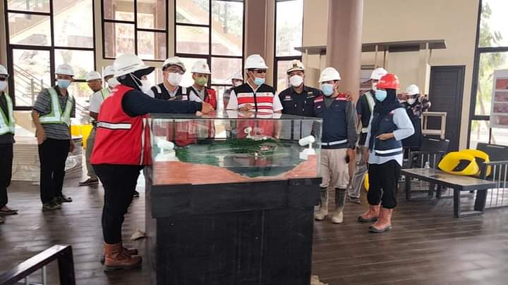 Plh Bupati Koltim H Belli, SE, M.Si melakukan peninjauan di lokasi Bendungan Ladongi bersama Kadis Kominfo dan OPD lainnya