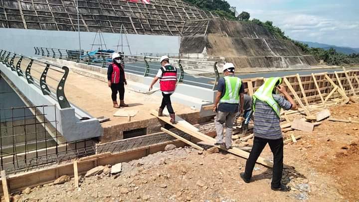 Plh Bupati Koltim H Belli, SE, M.Si melakukan peninjauan di lokasi Bendungan Ladongi bersama Kadis Kominfo dan OPD lainnya