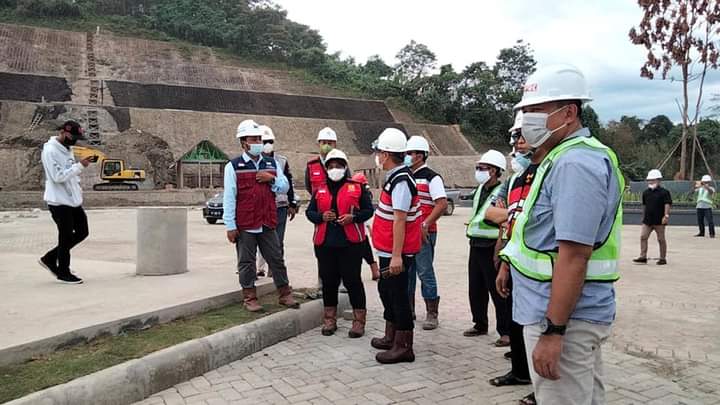 Plh Bupati Koltim H Belli, SE, M.Si melakukan peninjauan di lokasi Bendungan Ladongi bersama Kadis Kominfo dan OPD lainnya