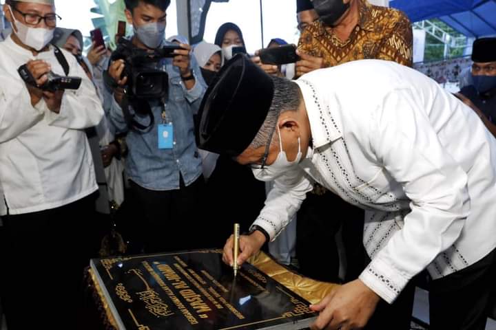 Walikota Kendari Sulkarnain, tanda tangani prasasti peresmian Masjid Masjid Al-Hamid,
