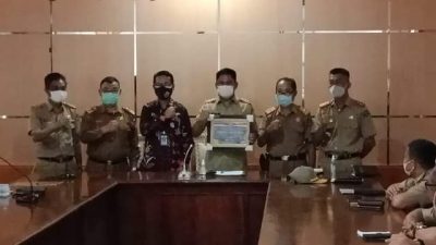 Plakat WTP diserahkan Kepala Kantor Pelayanan Perbendaharaan Negara (KPPN) Kolaka Arief Rokhman kepada Plh Bupati Koltim H Belli SE M.Si