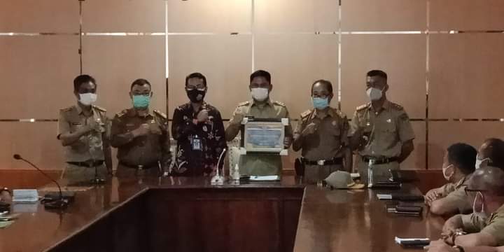Plakat WTP diserahkan Kepala Kantor Pelayanan Perbendaharaan Negara (KPPN) Kolaka Arief Rokhman kepada Plh Bupati Koltim H Belli SE M.Si