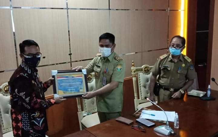 Plakat WTP diserahkan Kepala Kantor Pelayanan Perbendaharaan Negara (KPPN) Kolaka Arief Rokhman kepada Plh Bupati Koltim H Belli SE M.Si