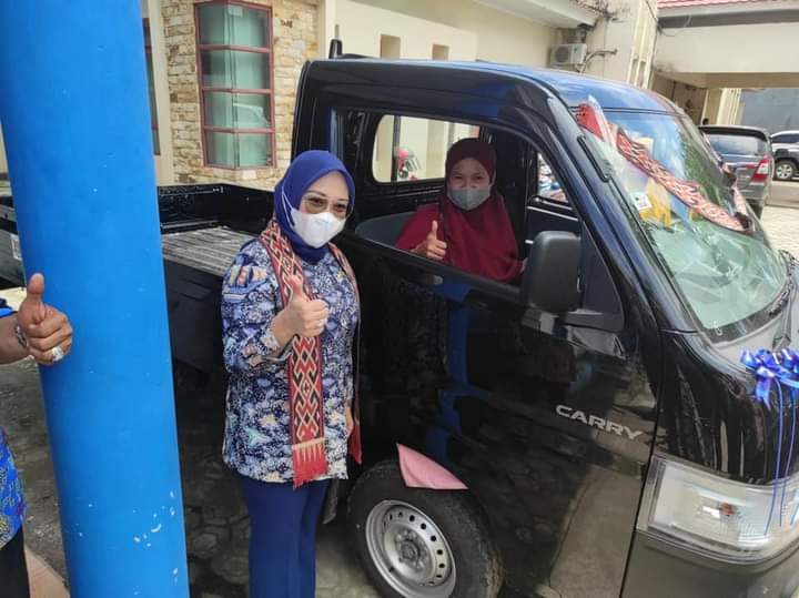 Pemkab Mamuju berikan bantuan satu Unit Mobil untuk "Kelompok Usaha Sipatuo"