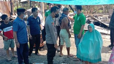 Kapolsek Bengo Iptu Andi Jalaluddin,S.Sos. didampingi Bhabinkamtibmas Aipda Andi Marfang, Bhayangkari Ranting Bengo, Babinsa dan Kepala Desa Bulu Allaporenge Sudirman lansung menyambangi kediaman sementara korban Daeng Manrapi (70) dan Aswadi (35).