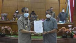 Penyerahan dokumen Penandatangan nota kesepakatan bersama KUA PPAS dilaksanakan Bupati Sidrap, H. Dollah Mando dan Ketua DPRD Sidrap, H. Ruslan dalam rapat paripurna di Gedung DPRD Sidrap.