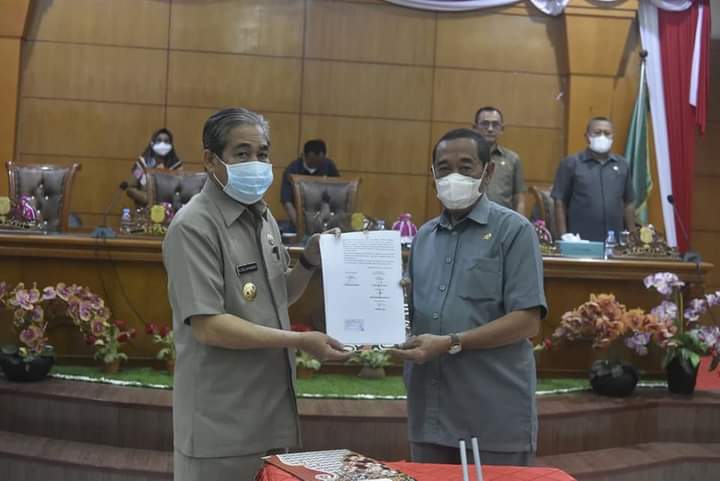 Penyerahan dokumen Penandatangan nota kesepakatan bersama KUA PPAS dilaksanakan Bupati Sidrap, H. Dollah Mando dan Ketua DPRD Sidrap, H. Ruslan dalam rapat paripurna di Gedung DPRD Sidrap.