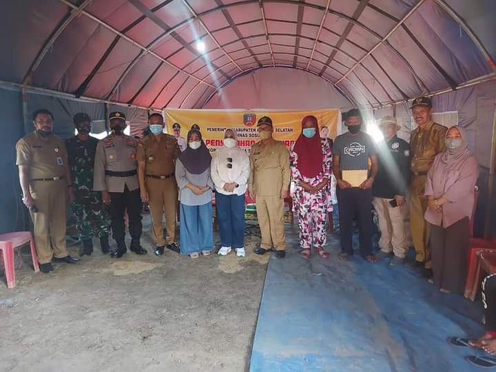 Bupati Suruddin bersama istri dan Forkopimda sambangi sekaligus menyerahkan bantuan pada korban bencana kebakaran di Desa Roraya Kecamatan Tinanggea