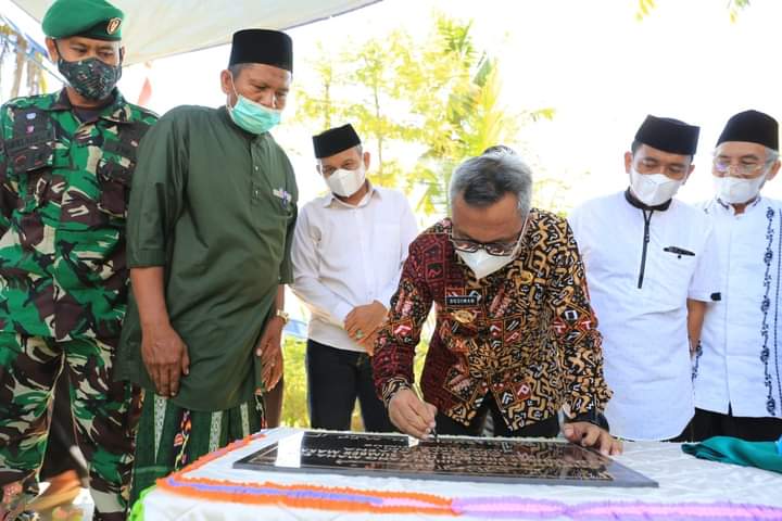 Bupati Budiman, tandatangani prasasti peresmian proyek Pamsimas Desa Sumber Makmur Kecamatan Kalaena Kabupaten Luwu Timur,