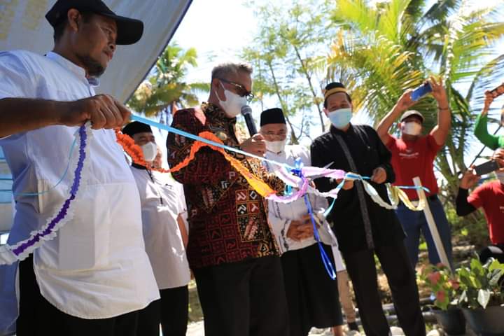 Bupati Budiman, gunting pita peresmian proyek Pamsimas Desa Sumber Makmur Kecamatan Kalaena Kabupaten Luwu Timur,