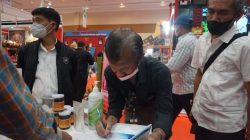 Penasehat APKASI "Prof Riyaas Rasyid" Kunjungi Stand Pemkab Luwu Timur di AOE 2021 Jakarta, Kamis (21/10/2021)