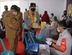 Di Dampingi Bupati Bone, Wakapolda Sulsel Tinjau Vaksinasi Masyarakat di Kecamatan Lamuru