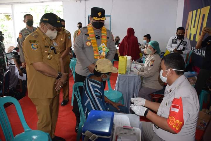 Bupati Bone Dr.H.Andi Fahsar M. Padjalangi, M.Si, tampak saat mendampingi Wakapolda Sulsel Brigjen Pol Chuzaini Andi Pattopoi meninjau Vaksinasi Masyarakat di Kecamatan Lamuru