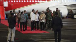 Presiden Jokowi bersama rombongan turun dari pesawat kepresidenan dan di sambut oleh Drs Dominggus Mandacan (Gubernur Papua Barat),  Mayjend TNI I Nyoman Cantiasa, SE. M. Tr.Han (Pangdam XVIII KSR),  Irjen Pol. Drs. Tornagogo Sihombing, S. I. K (Kapolda Papua Barat),  Laksda TNI Irvansyah, S.H., CHRMP., M.Tr. Opsla (Pangkoarmada III) dan pejabat Forkopimda yang berada di Papua Barat.