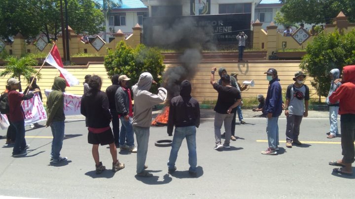Solidaritas Perjuangan Mahasiswa Majene (SPMM) menggelar aksi damai di jalan trans Sulawesi tepat di depan kantor Bupati Majene,