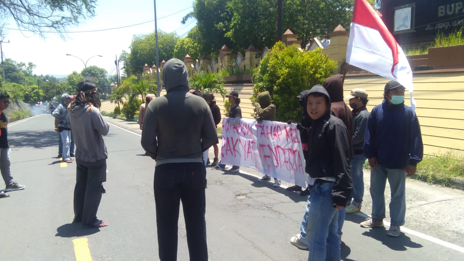 Solidaritas Perjuangan Mahasiswa Majene (SPMM) menggelar aksi damai di jalan trans Sulawesi tepat di depan kantor Bupati Majene,