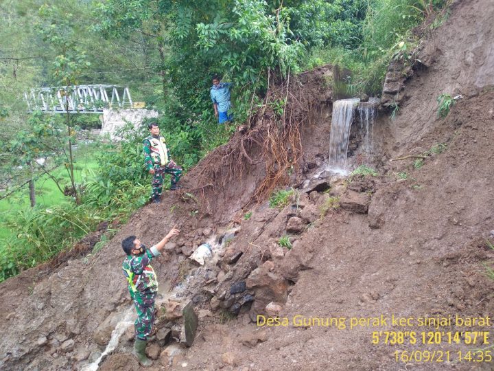 Letkol Inf Ely Asyer Sitompul.S.Hub.Int saat memipin prajurit TNI melakukan pekerjaan talud irigasi yang roboh di desa Gunung Perak Sinjai Barat