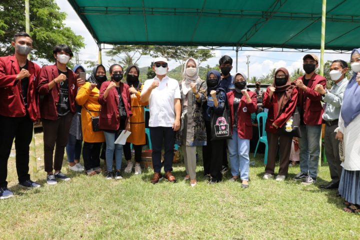 Kunjungi Gorontalo, Menteri Suharso Tinjau Vaksinasi Hingga Lokasi Banjir Talumelito