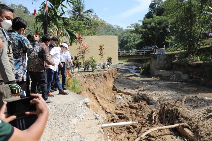 Menteri Suharso Tinjau Lokasi Banjir Talumelito,