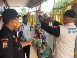 Masuk Tim Satgas, Senkom Mitra Polri Bagikan Ribuan Masker di Arena PON XX Papua