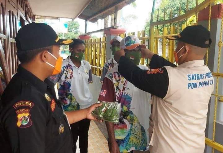 Masuk Tim Satgas, Senkom Mitra Polri Bagikan Ribuan Masker di Arena PON XX Papua