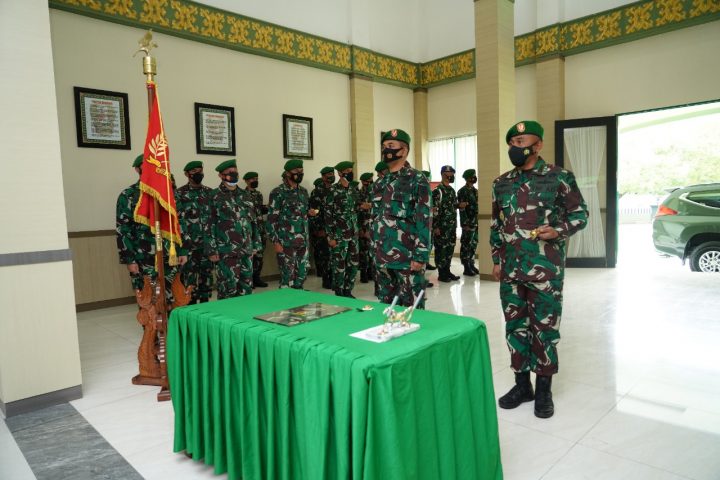 Sertijab Dandim 1417/Kdi dilaksanakan di Aula Bung Karno Makorem 143/HO dan dipimpin oleh Danrem 143/HO Brigjen TNI Jannie Aldrin Siahaan
