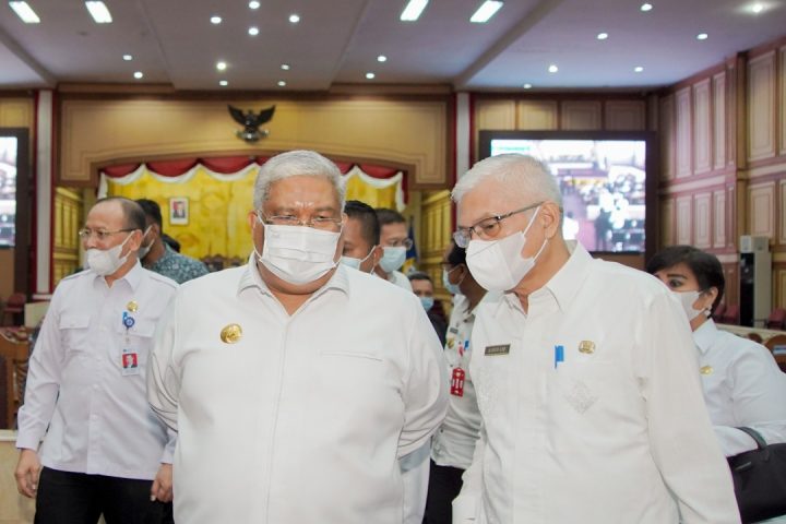 Kadikbud Sultra, Drs Asrun Lio MHum PhD saat bersama Gubernur Sultra, H Ali Mazi SH.