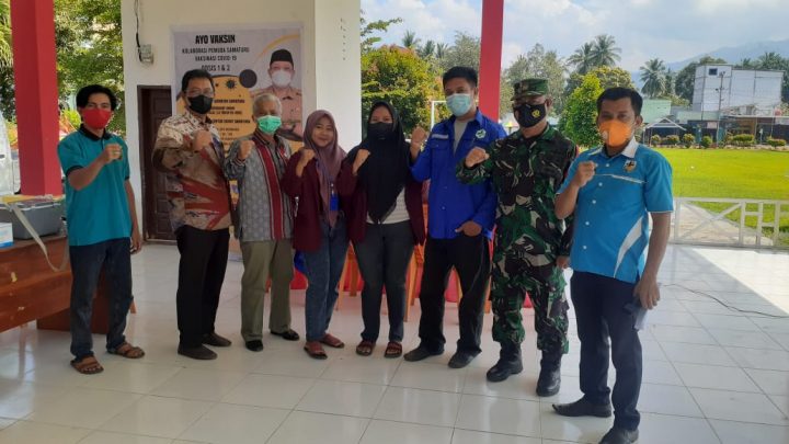 Foto bersama pada kegiatan Vaksinasi ini di Tribun Karaeng Badong L.Madira Kecamatan Samaturu