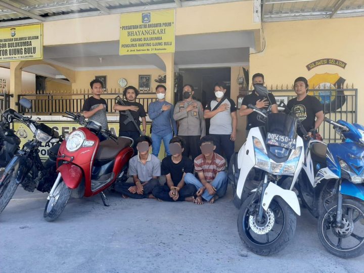 Tiga terduga pelaku dan barang bukti dua unit motor yang di amankan Unit Resmob Polres Bulukumba