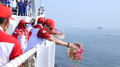 Kenang Jasa Pahlawan, Kemenkumham Tabur Bunga di Teluk Jakarta