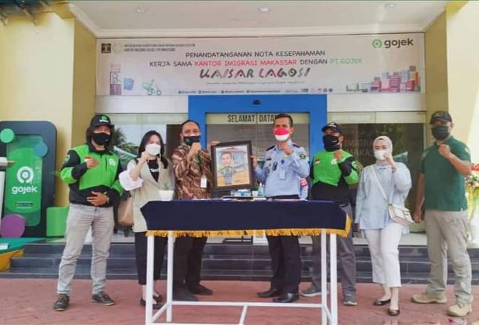 Kantor Imigrasi Makassar telah melakukan penandatanganan MoU dengan Gojek (PT Aplikasi Karya Anak Bangsa) Regional Makassar terkait pengantaran Paspor.