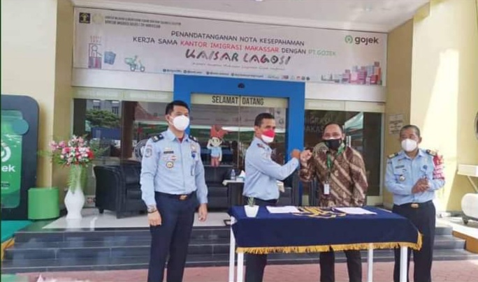Kantor Imigrasi Makassar telah melakukan penandatanganan MoU dengan Gojek (PT Aplikasi Karya Anak Bangsa) Regional Makassar terkait pengantaran Paspor.