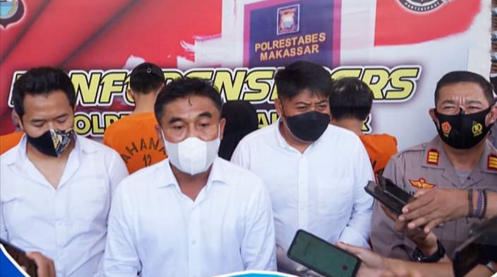 Wakasat Reskri Polrestabes Makassar AKP Jupri Natsir saat konfrensi pers di Mako Polrestabes Makassar, Senin (25/10/2021)