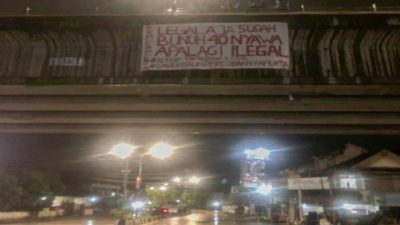 Aliansi Mahasiswa Peduli Pertanian melakukan aksi bentang spanduk di jembatan Fly Over Air Hitam