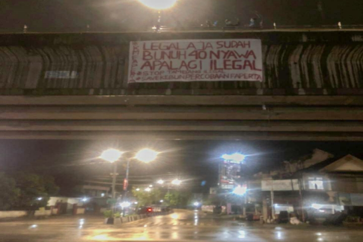Aliansi Mahasiswa Peduli Pertanian melakukan aksi bentang spanduk di jembatan Fly Over Air Hitam