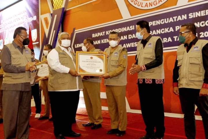Penghargaan diberikan Gubernur Sultra H. Ali Mazi, SH kepada Wali Kota Kendari H. Sulkarnain K. SE., ME