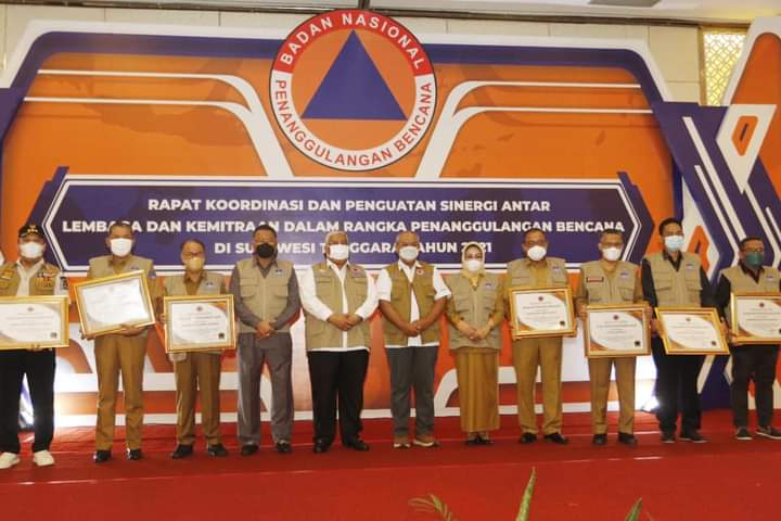 Gubernur Sultra berfoto bersama para buoati dan walikota usai penyerahan penghargaan
