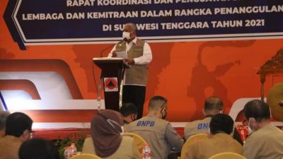 Gubernur Sultra J. Ali Mazi, SH saat membuka Rapat Koordinasi dan Penguatan Sinergi antar Lembaga dan Kemitraan dalam rangka Penanggulangan Bencana di Sulawesi Tenggara tahun 2021,