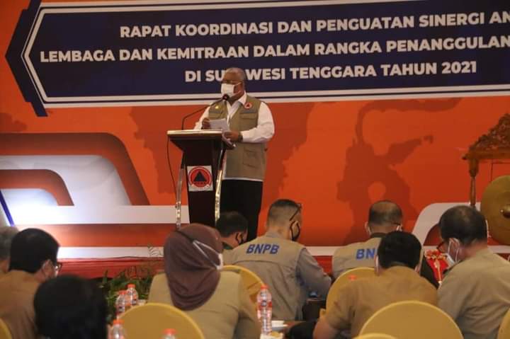 Gubernur Sultra J. Ali Mazi, SH saat membuka Rapat Koordinasi dan Penguatan Sinergi antar Lembaga dan Kemitraan dalam rangka Penanggulangan Bencana di Sulawesi Tenggara tahun 2021,