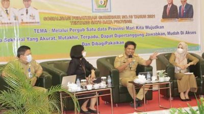 Kadis kominfo melakukan dialog seusia membuka kegiatan